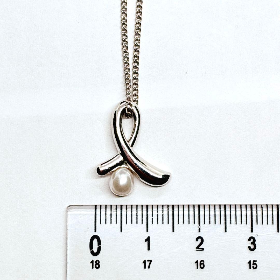 Tasaki Ribbon Pearl Necklace in silver with 40cm chain and 4.8mm pearl showing ribbon design