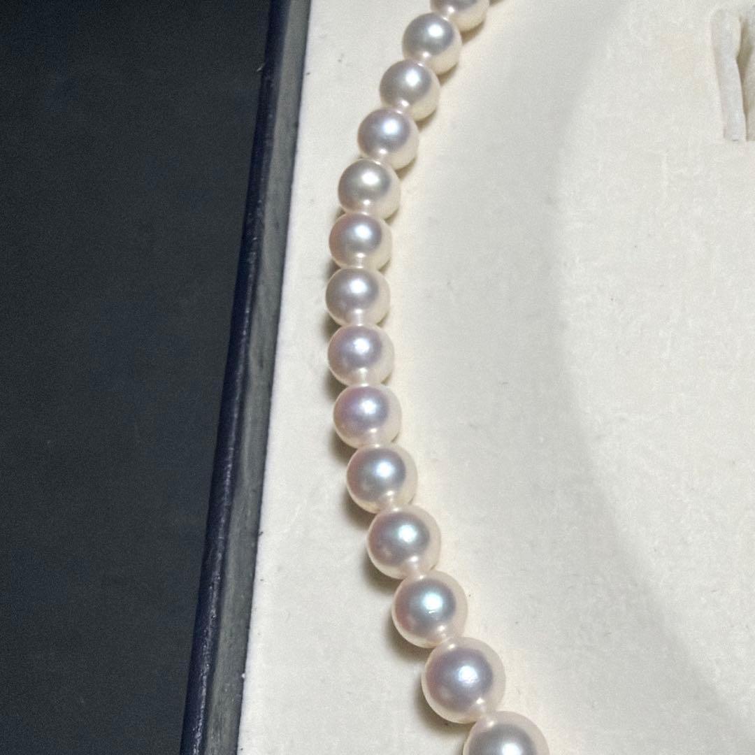 TASAKI Akoya Pearl Necklace with 8.0mm white pearls and silver clasp, 43 cm length, showing strong luster and aurora color