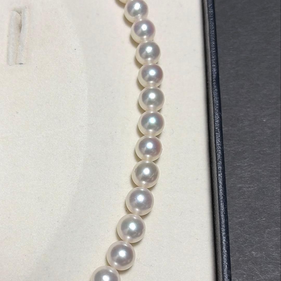 TASAKI Akoya Pearl Necklace with 8.0mm white pearls and silver clasp, 43 cm length, showing strong luster and aurora color