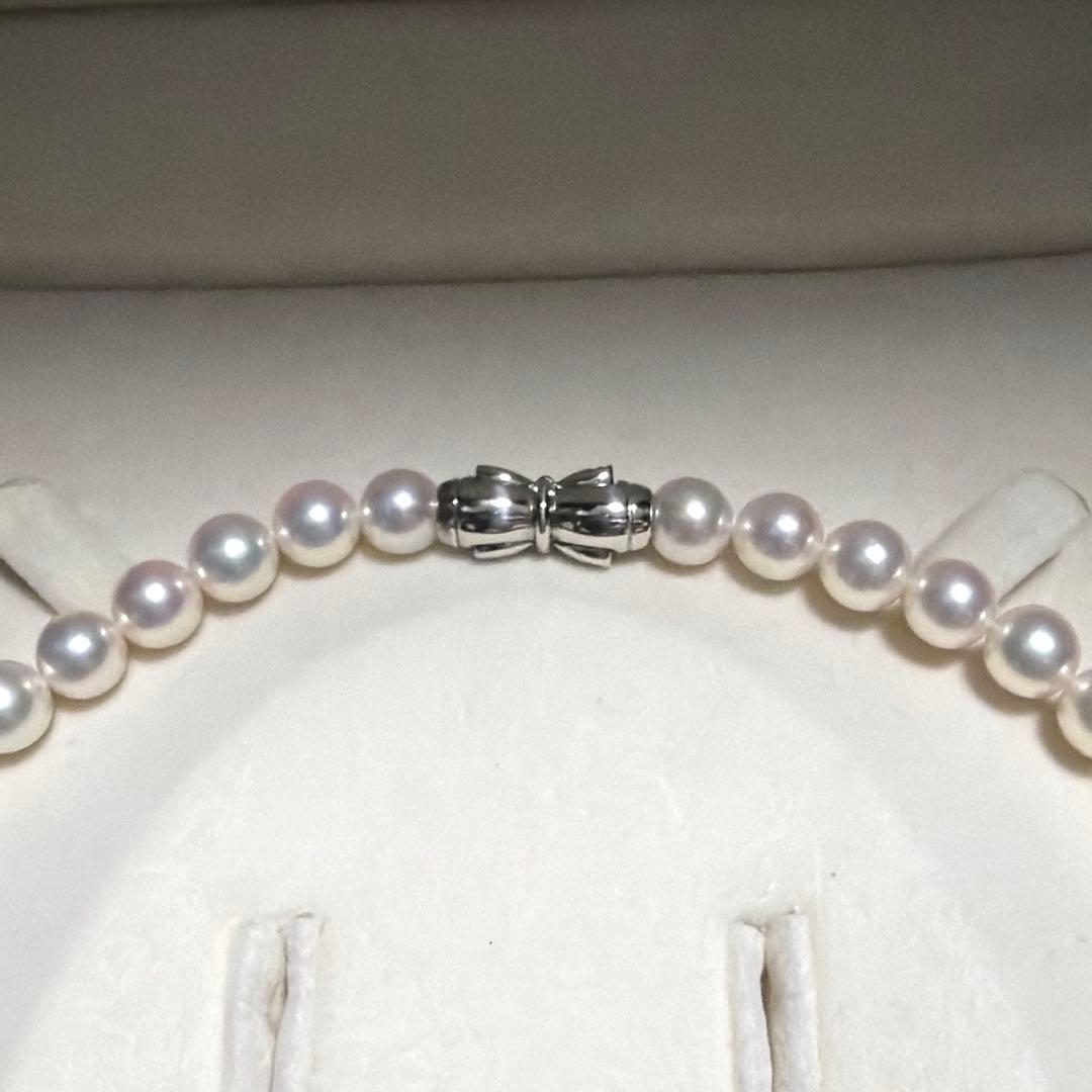 TASAKI Akoya Pearl Necklace with 8.0mm white pearls and silver clasp, 43 cm length, showing strong luster and aurora color