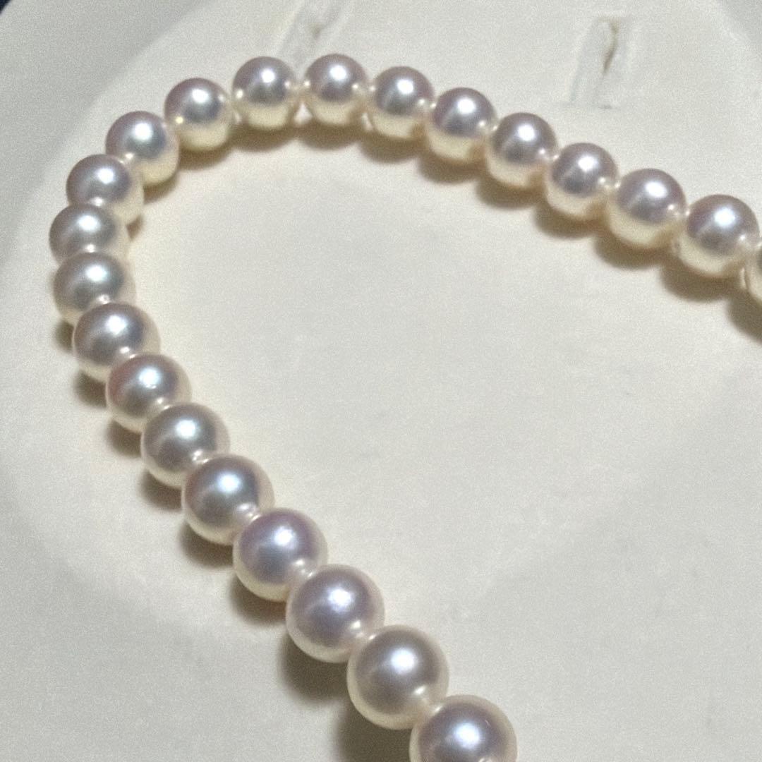 TASAKI Akoya Pearl Necklace with 8.0mm white pearls and silver clasp, 43 cm length, showing strong luster and aurora color