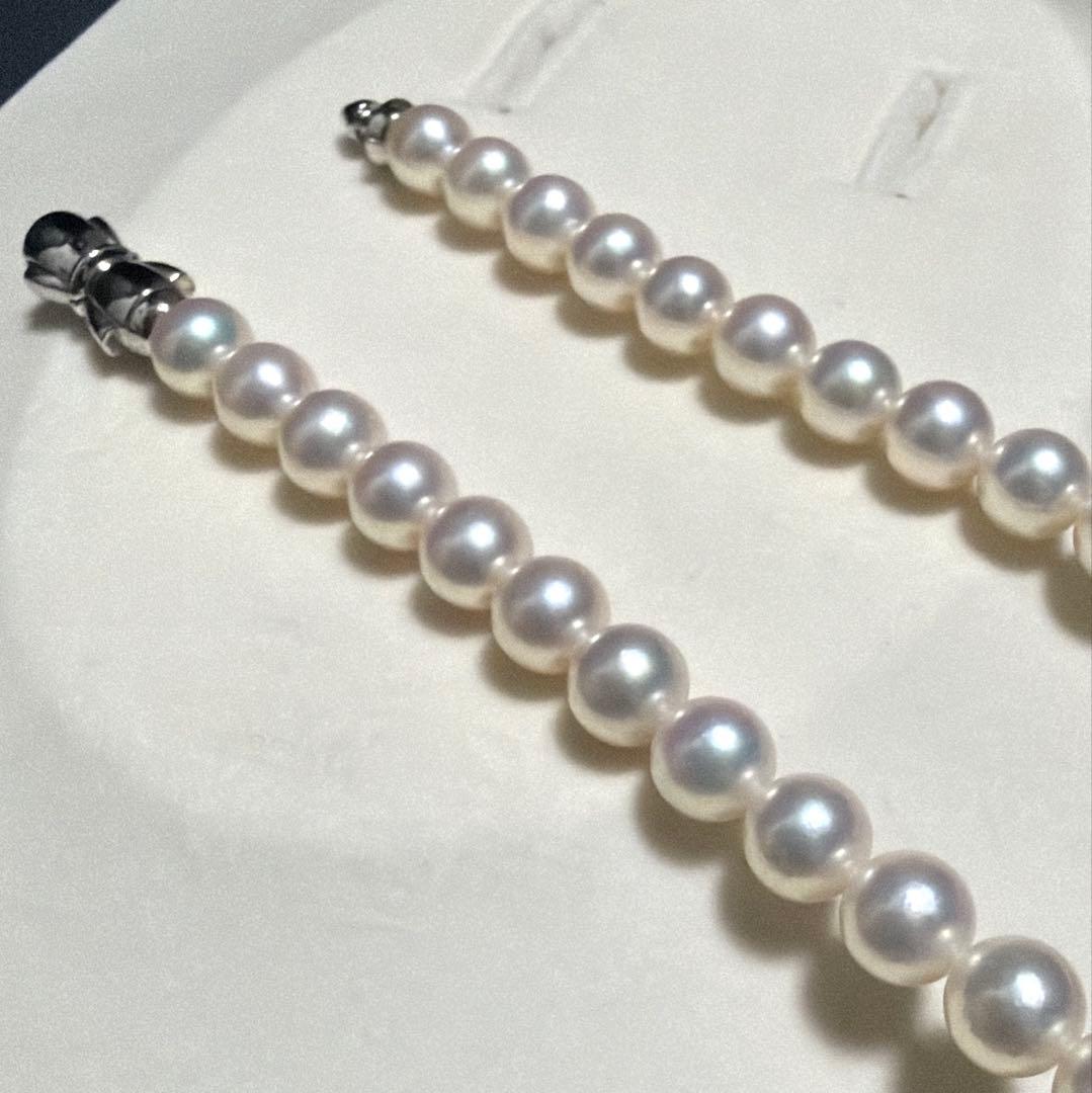 TASAKI Akoya Pearl Necklace with 8.0mm white pearls and silver clasp, 43 cm length, showing strong luster and aurora color
