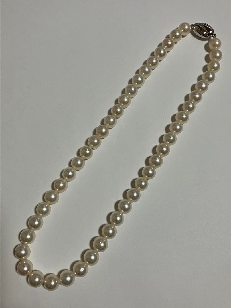 Akoya pearl necklace featuring 8.5-9mm round pearls, 42.5 cm length, displayed on white background