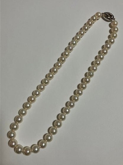 Akoya pearl necklace featuring 8.5-9mm round pearls, 42.5 cm length, displayed on white background