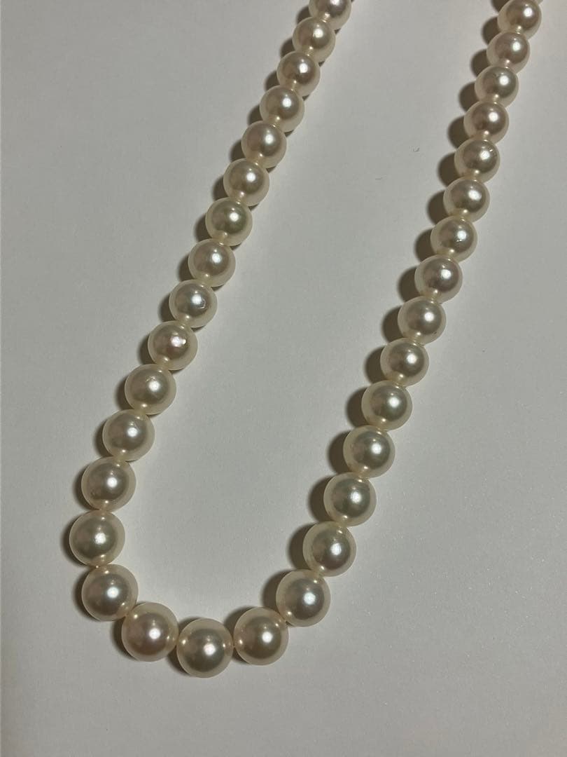 Akoya pearl necklace featuring 8.5-9mm round pearls, 42.5 cm length, displayed on white background