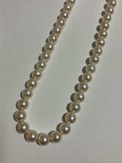 Akoya pearl necklace featuring 8.5-9mm round pearls, 42.5 cm length, displayed on white background