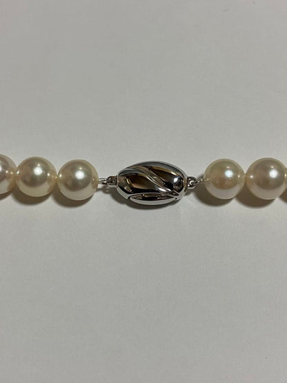 Akoya pearl necklace featuring 8.5-9mm round pearls, 42.5 cm length, displayed on white background