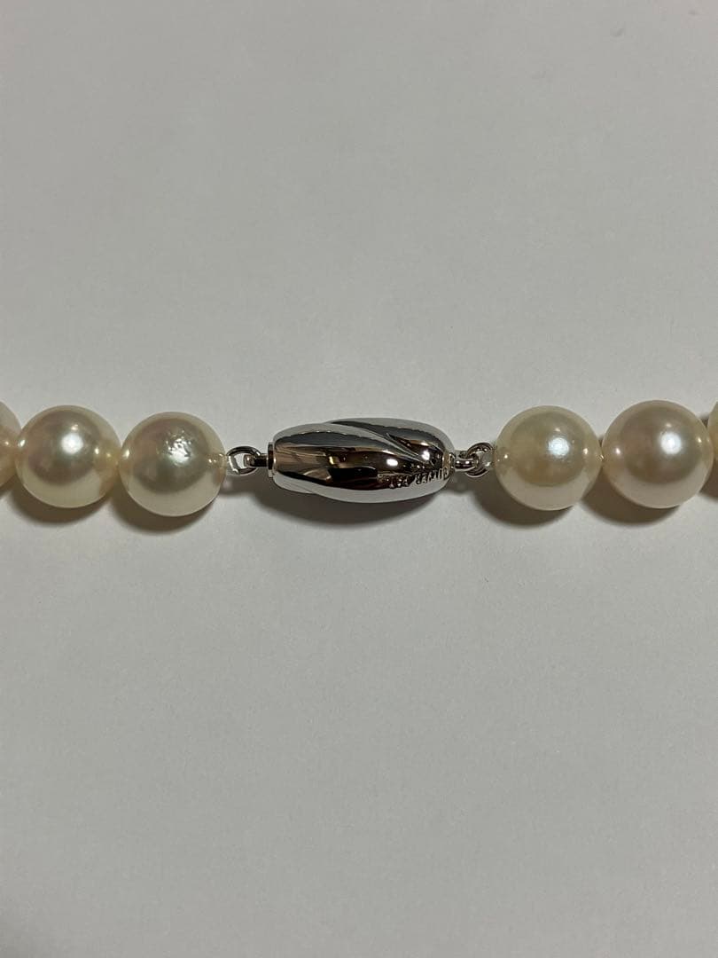 Akoya pearl necklace featuring 8.5-9mm round pearls, 42.5 cm length, displayed on white background
