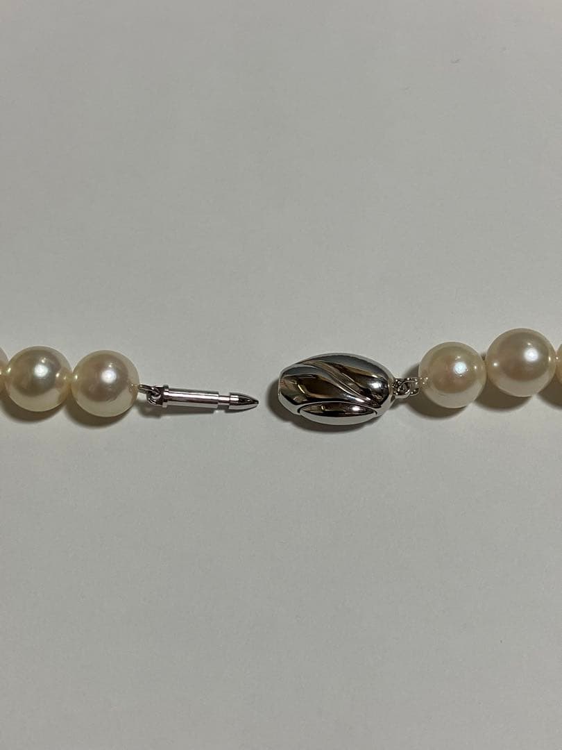Akoya pearl necklace featuring 8.5-9mm round pearls, 42.5 cm length, displayed on white background