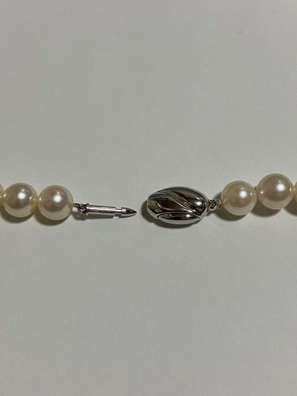 Akoya pearl necklace featuring 8.5-9mm round pearls, 42.5 cm length, displayed on white background