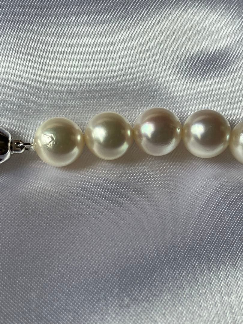 Akoya pearl necklace featuring 8.5-9mm round pearls, 42.5 cm length, displayed on white background