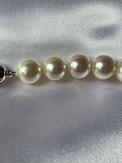 Akoya pearl necklace featuring 8.5-9mm round pearls, 42.5 cm length, displayed on white background