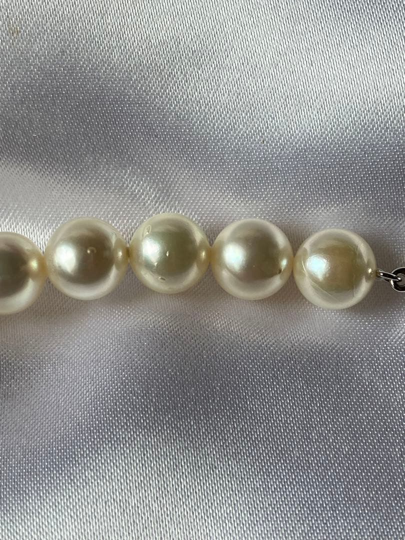 Akoya pearl necklace featuring 8.5-9mm round pearls, 42.5 cm length, displayed on white background