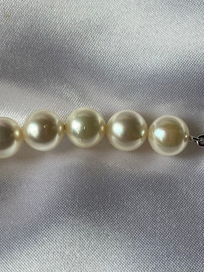 Akoya pearl necklace featuring 8.5-9mm round pearls, 42.5 cm length, displayed on white background