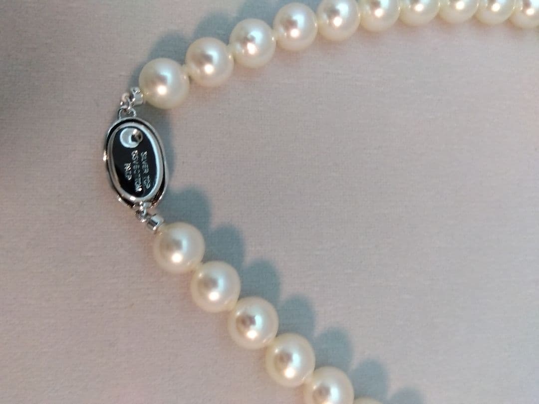 Uncolored Aurora Rose Akoya pearl necklace and matching earrings with pearls sized 8 to 8.5 mm
