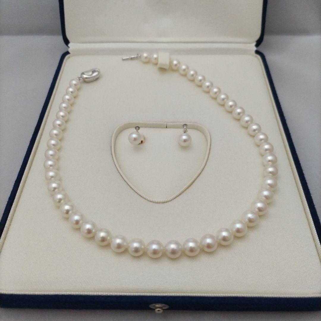 Uncolored Aurora Rose Akoya pearl necklace and matching earrings with pearls sized 8 to 8.5 mm