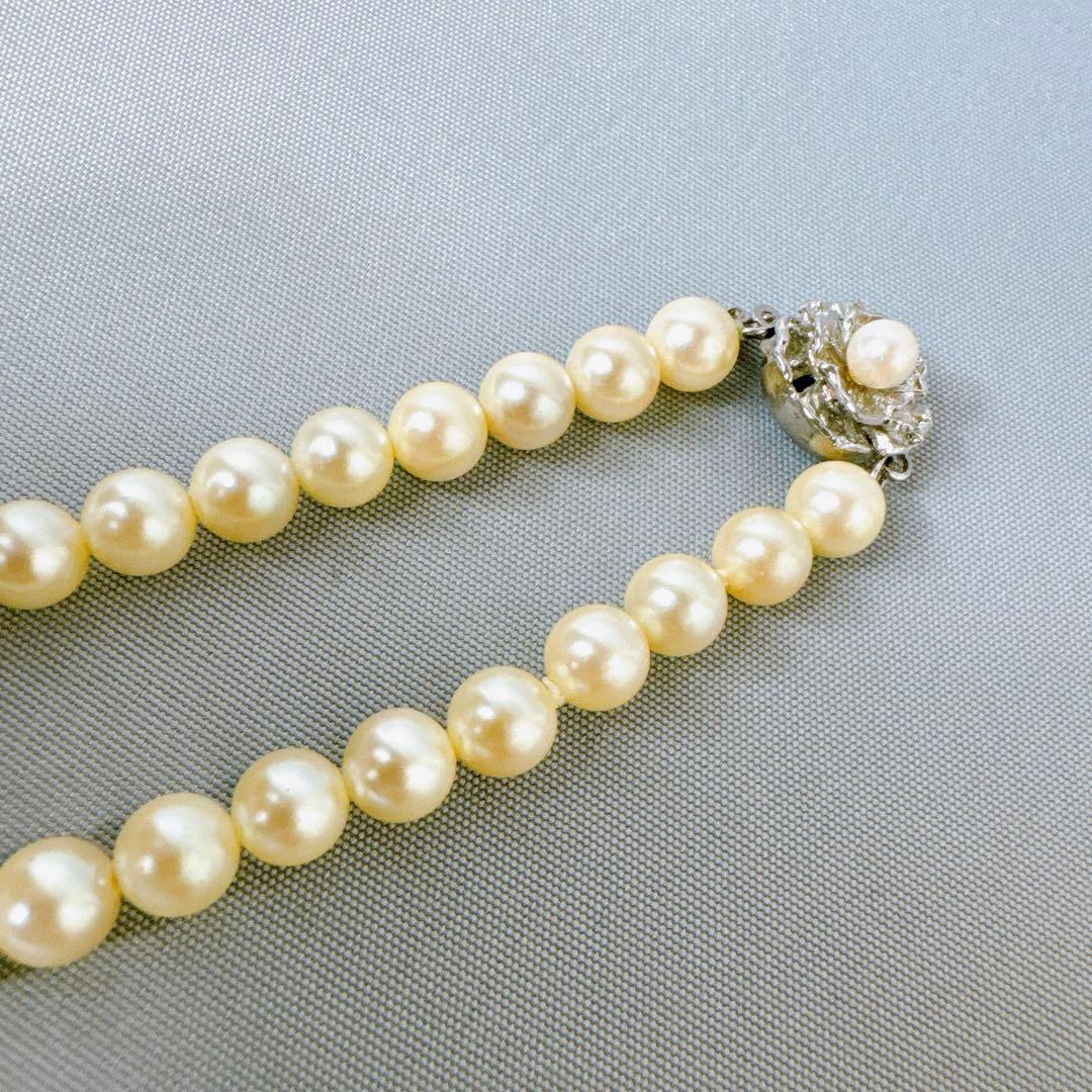 Honestone Akoya pearl necklace with 7mm white beads and silver parts on a white background