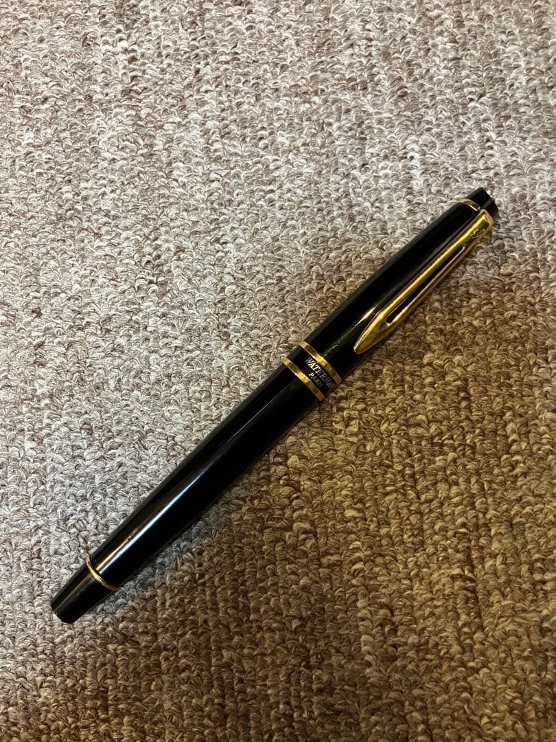 Waterman Expert black fountain pen with fine nib made of plastic and metal, includes ink cartridge