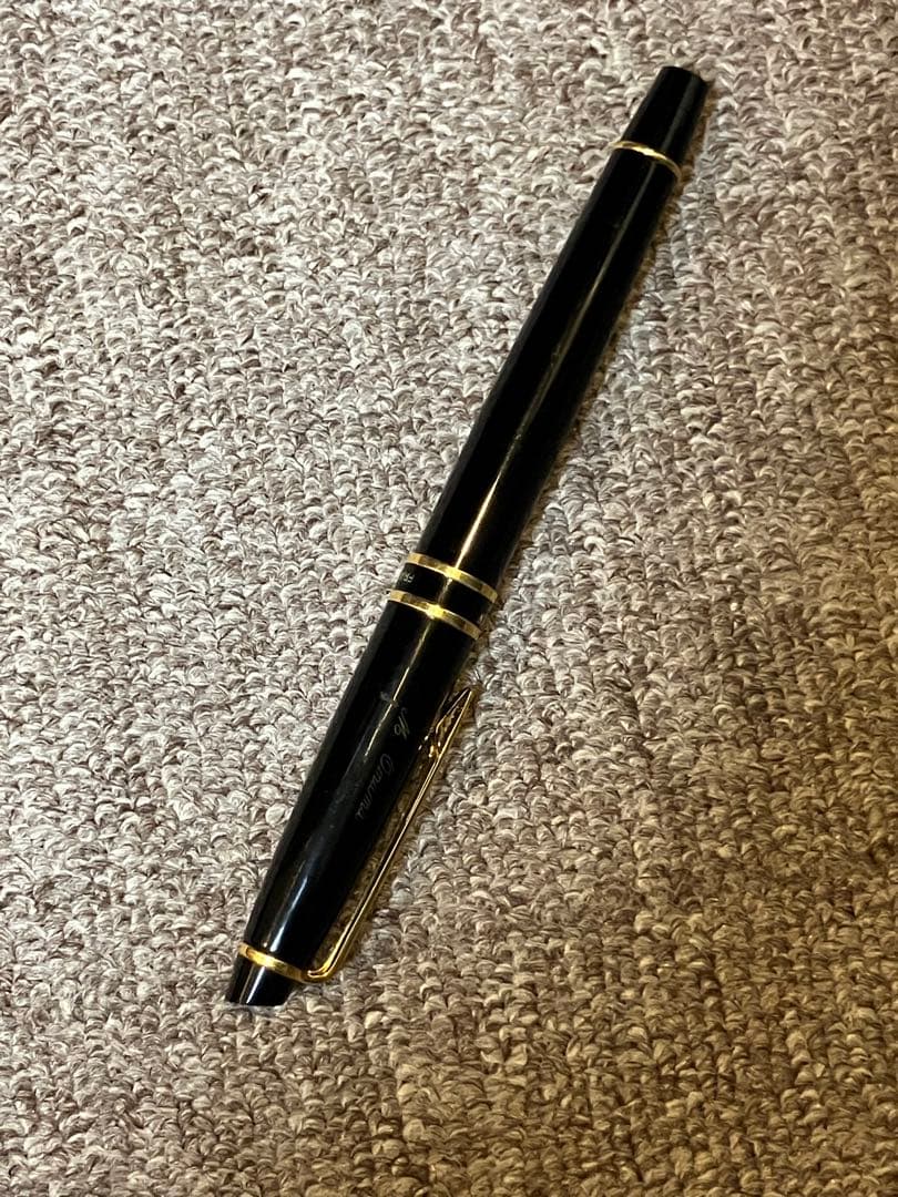 Waterman Expert black fountain pen with fine nib made of plastic and metal, includes ink cartridge