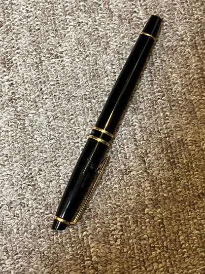 Waterman Expert black fountain pen with fine nib made of plastic and metal, includes ink cartridge