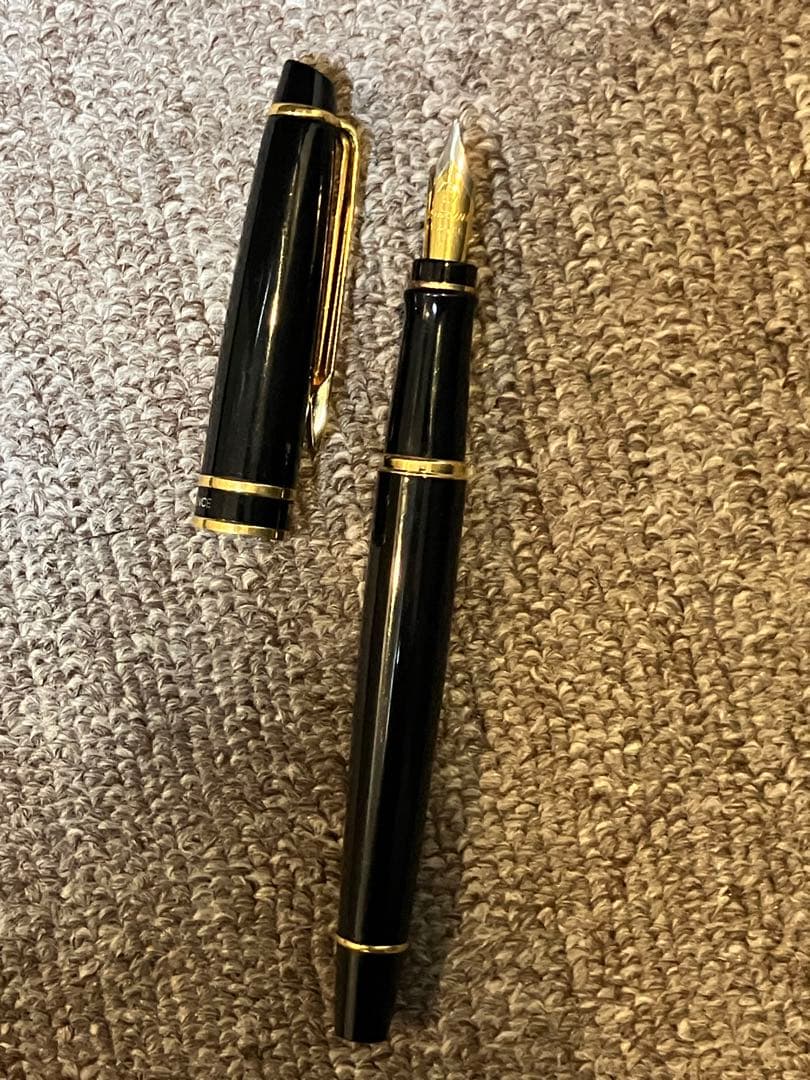 Waterman Expert black fountain pen with fine nib made of plastic and metal, includes ink cartridge