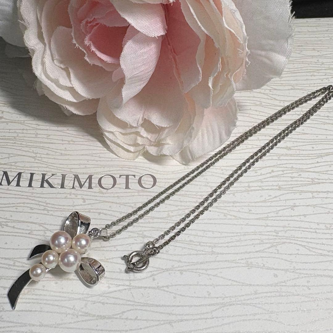 Mikimoto silver necklace featuring a ribbon design with 5 Akoya pearls ranging from 4.0mm to 5.6mm