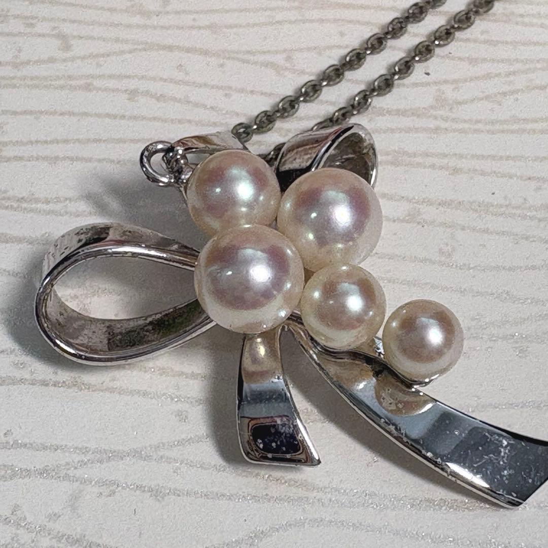 Mikimoto silver necklace featuring a ribbon design with 5 Akoya pearls ranging from 4.0mm to 5.6mm
