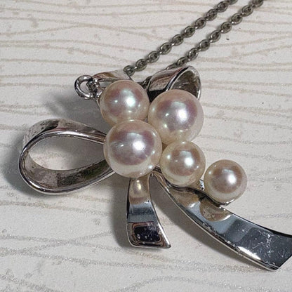Mikimoto silver necklace featuring a ribbon design with 5 Akoya pearls ranging from 4.0mm to 5.6mm