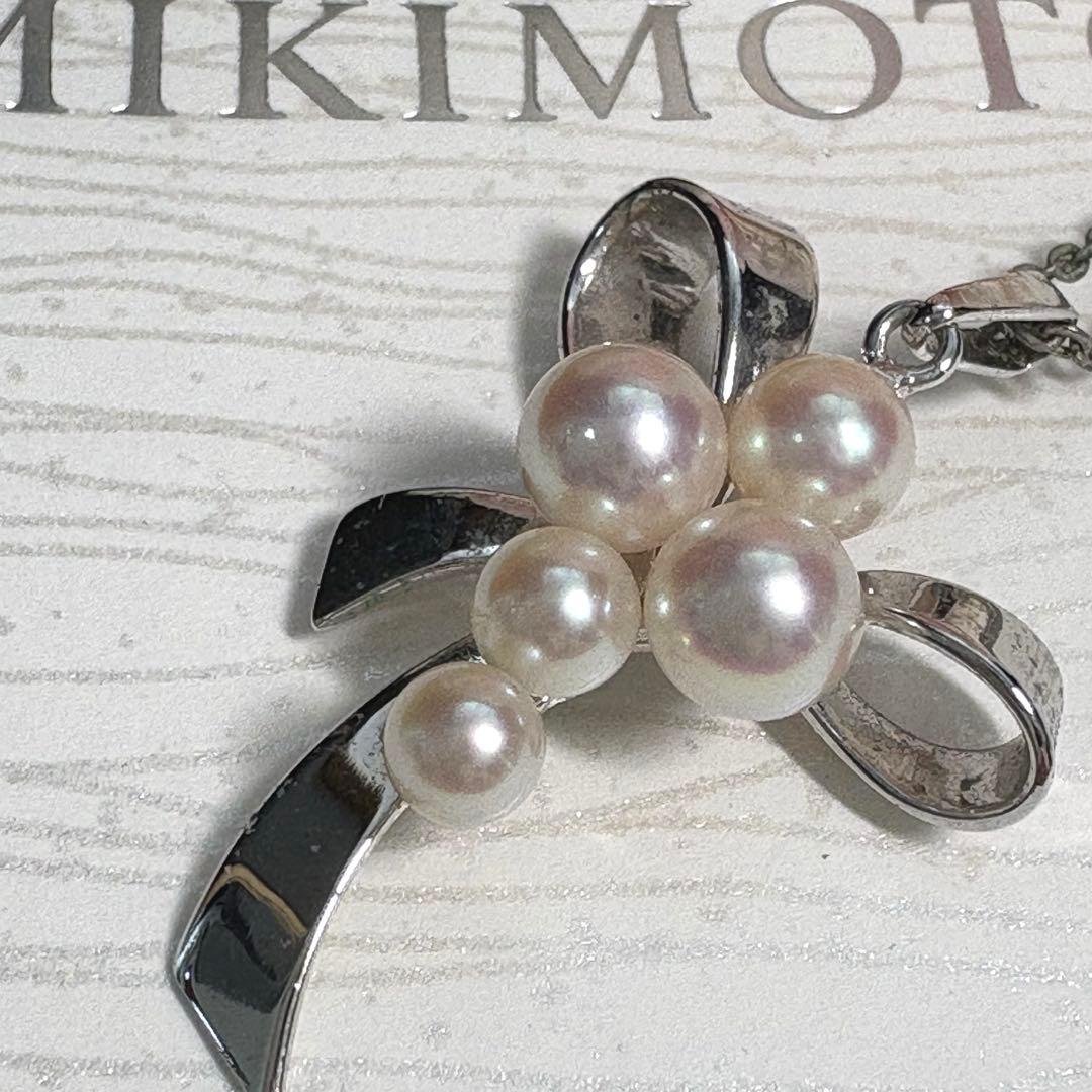Mikimoto silver necklace featuring a ribbon design with 5 Akoya pearls ranging from 4.0mm to 5.6mm