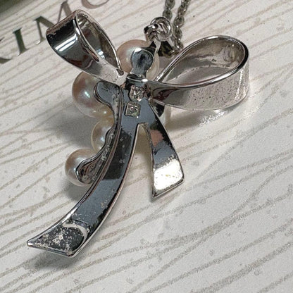 Mikimoto silver necklace featuring a ribbon design with 5 Akoya pearls ranging from 4.0mm to 5.6mm