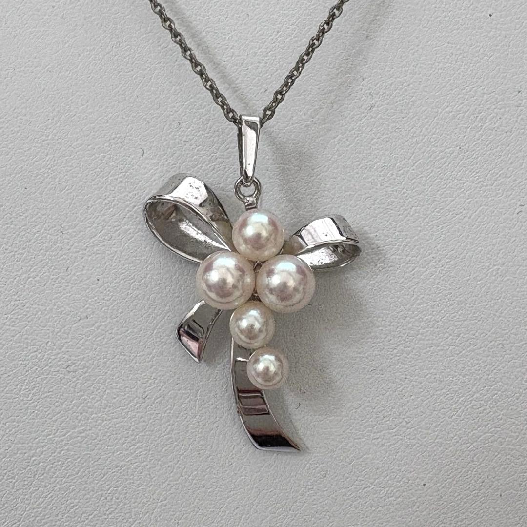 Mikimoto silver necklace featuring a ribbon design with 5 Akoya pearls ranging from 4.0mm to 5.6mm