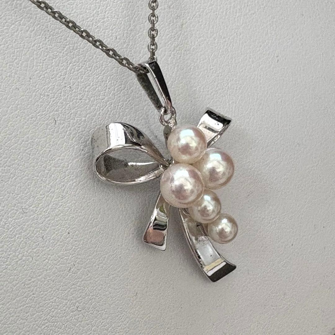 Mikimoto silver necklace featuring a ribbon design with 5 Akoya pearls ranging from 4.0mm to 5.6mm