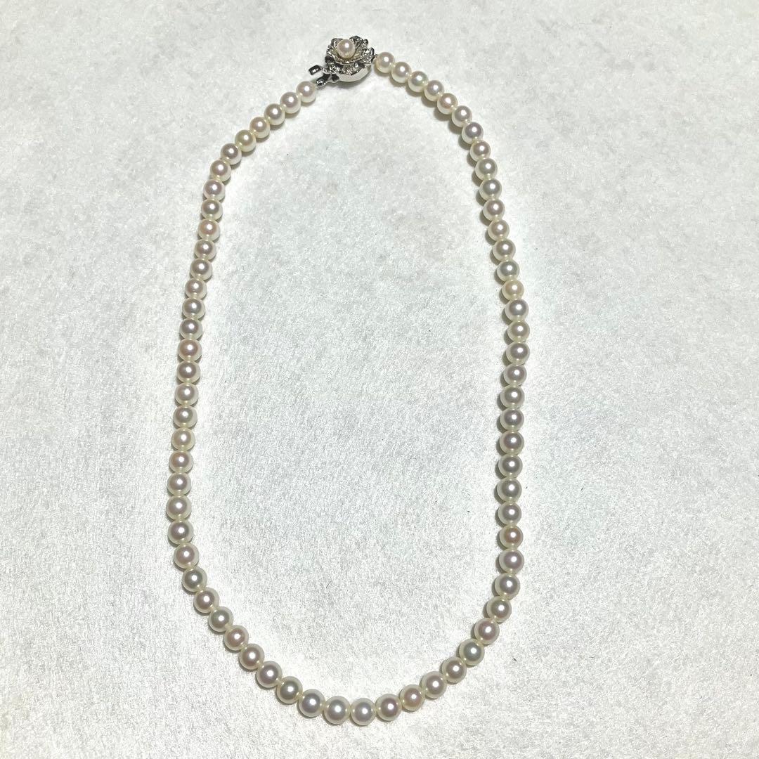 Akoya pearl necklace with small 5.5-6.0mm pearls measuring 41 cm in length