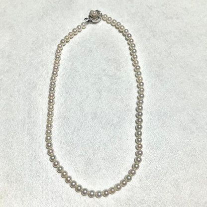 Akoya pearl necklace with small 5.5-6.0mm pearls measuring 41 cm in length