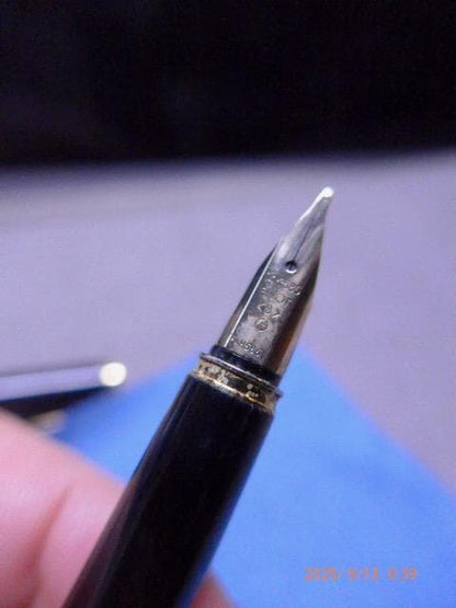 Pilot Deluxe fountain pen with 14K gold nib, black metal body, and gold-plated clip and ring