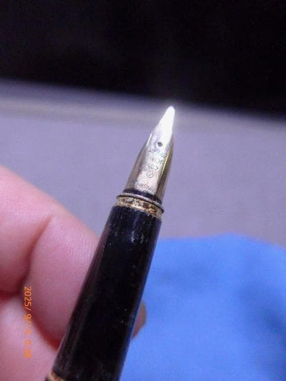 Pilot Deluxe fountain pen with 14K gold nib, black metal body, and gold-plated clip and ring