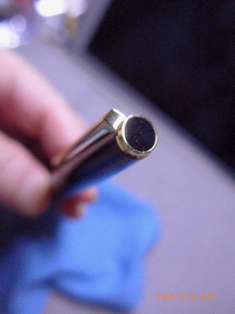 Pilot Deluxe fountain pen with 14K gold nib, black metal body, and gold-plated clip and ring