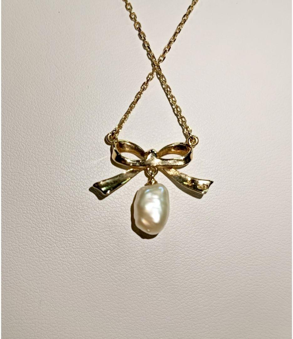 Mikimoto ribbon motif necklace featuring gold and pearl with 37 cm length, crafted in 14K gold