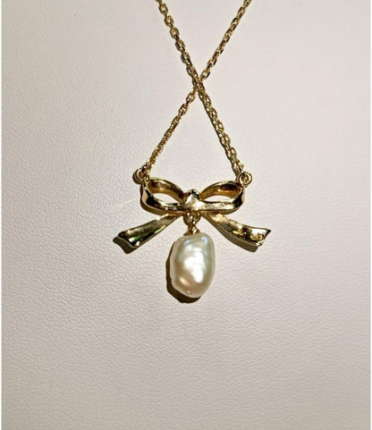 Mikimoto ribbon motif necklace featuring gold and pearl with 37 cm length, crafted in 14K gold