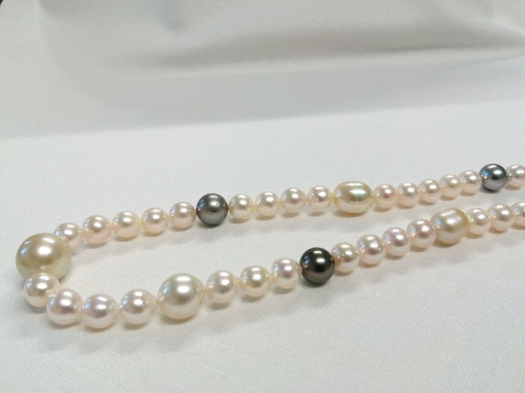 Law necklace featuring 9.5-9 mm South Sea white and Tahitian black baroque pearls on a 54 cm strand