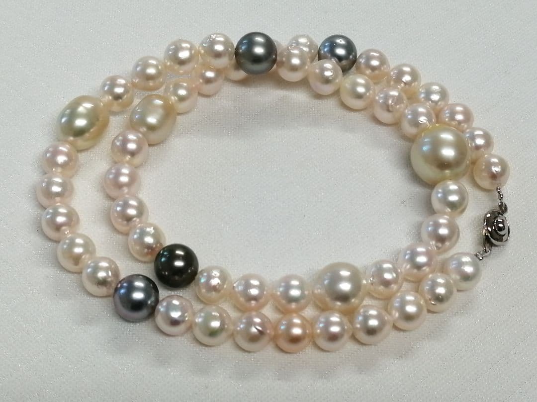 Law necklace featuring 9.5-9 mm South Sea white and Tahitian black baroque pearls on a 54 cm strand