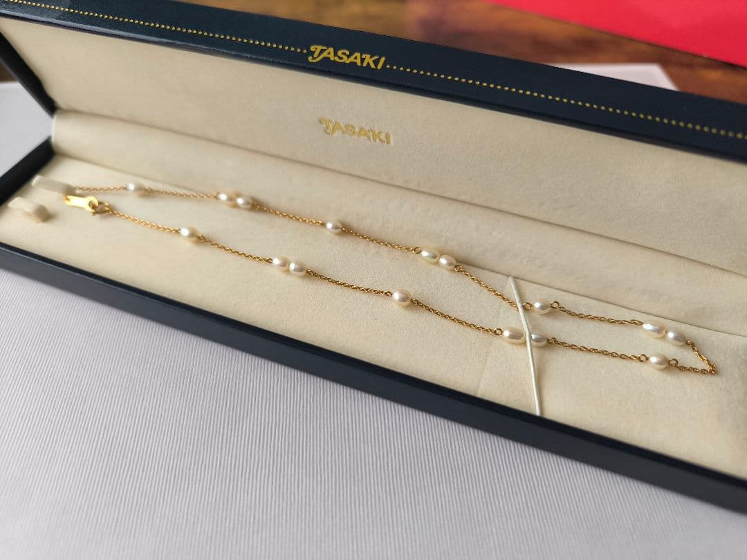 Tasaki K18 gold station necklace with white pearls on a 39 cm chain displayed on a white background