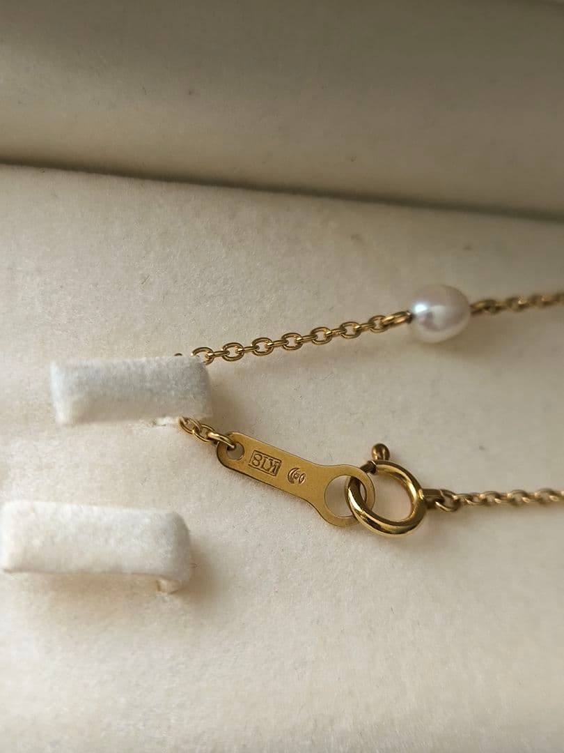 Tasaki K18 gold station necklace with white pearls on a 39 cm chain displayed on a white background