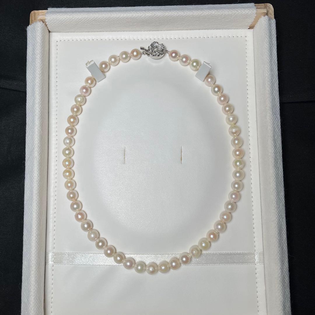 Akoya pearl necklace with round white pearls sized 7.7-7.9mm on a 43cm silver chain