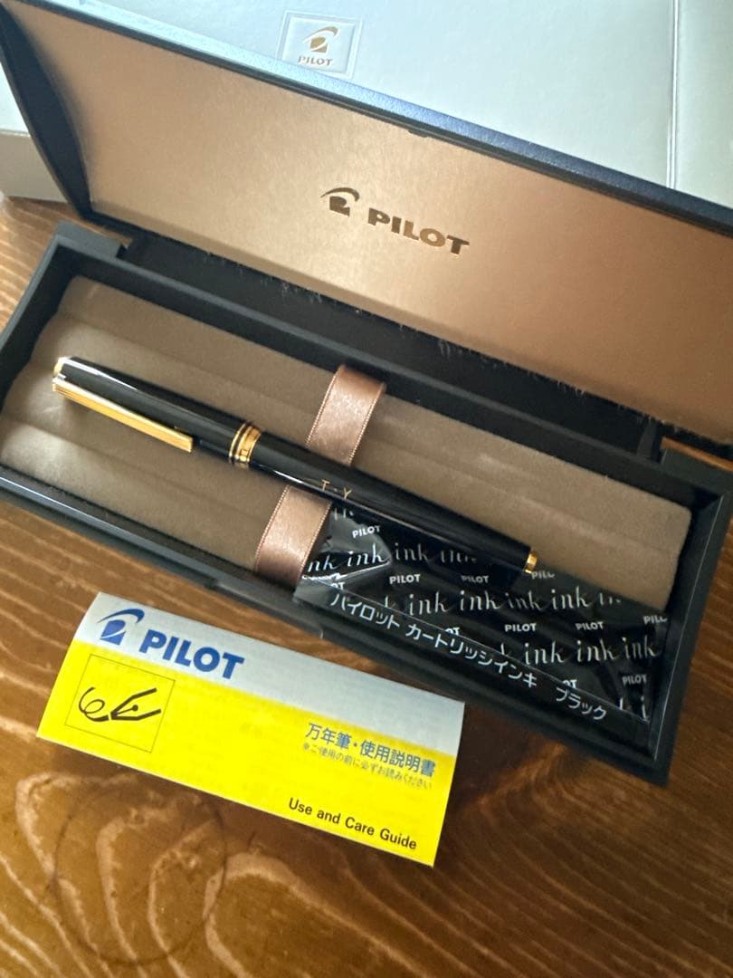 Pilot DELUXE fountain pen with 14K gold fine point in black gold color, including case and cartridge ink