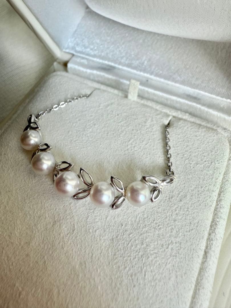 Mikimoto Akoya pearl necklace with 5 pearls and a 42 cm silver chain laid flat