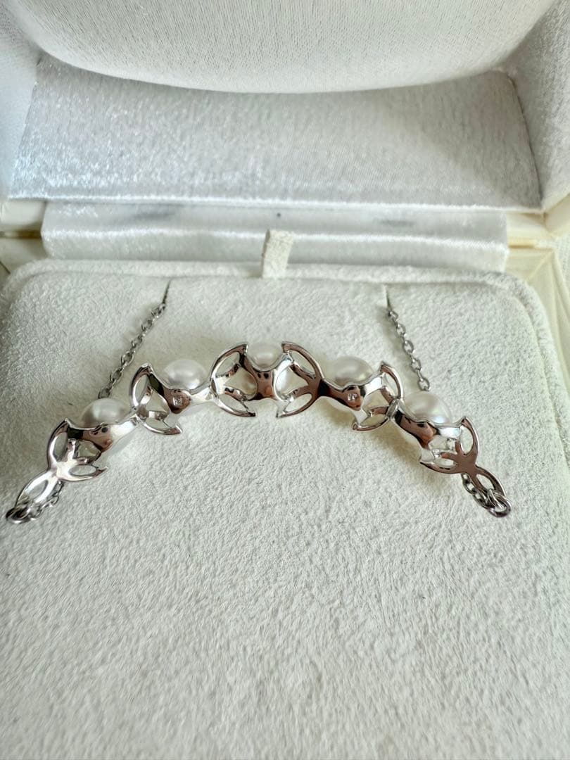 Mikimoto Akoya pearl necklace with 5 pearls and a 42 cm silver chain laid flat