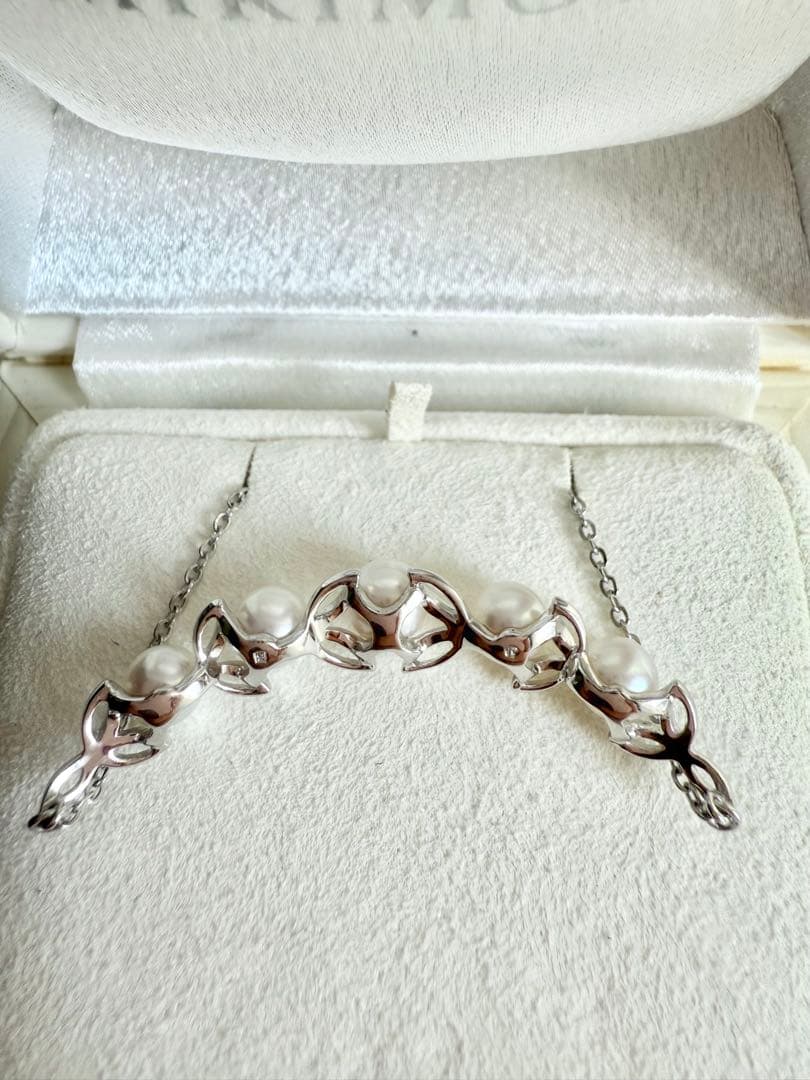 Mikimoto Akoya pearl necklace with 5 pearls and a 42 cm silver chain laid flat