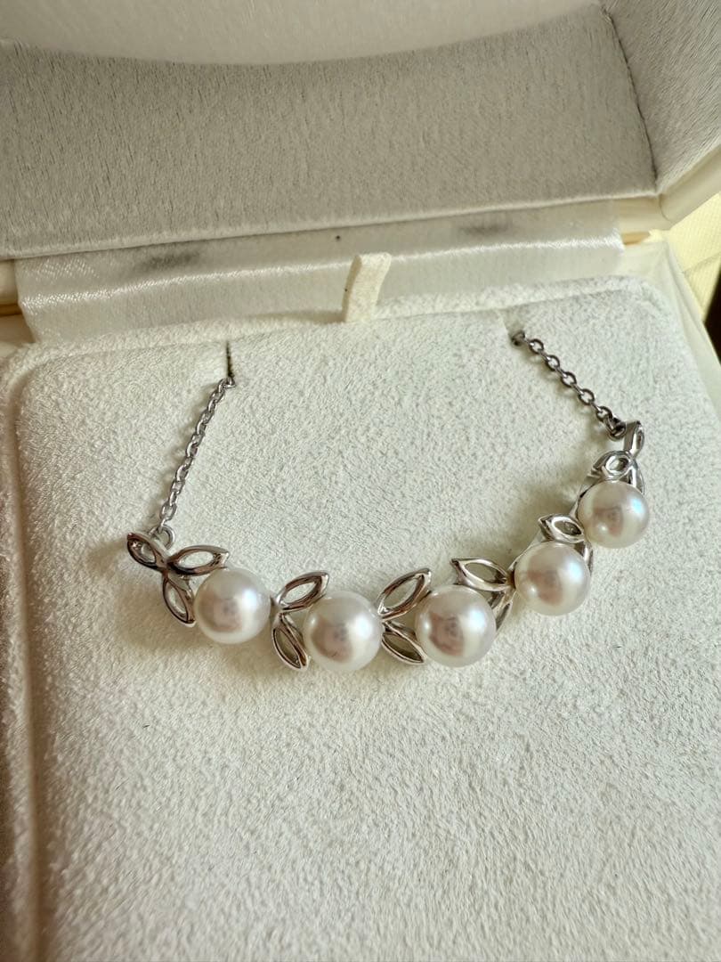 Mikimoto Akoya pearl necklace with 5 pearls and a 42 cm silver chain laid flat
