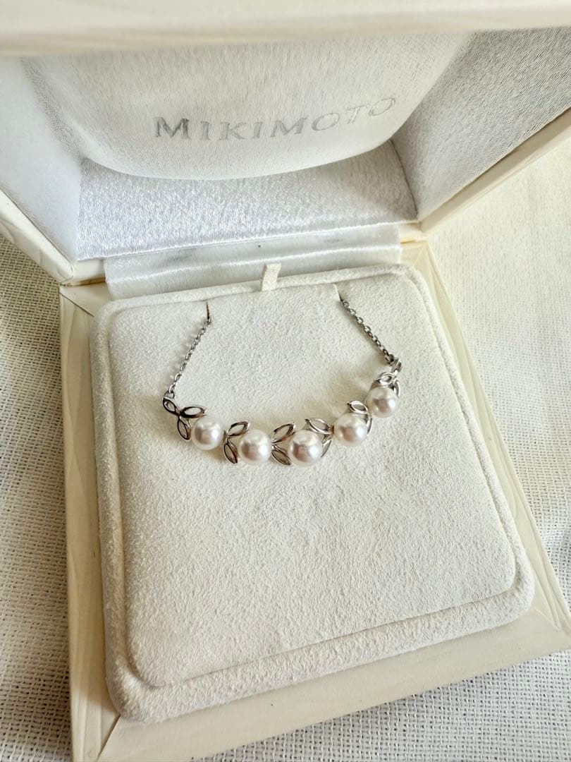 Mikimoto Akoya pearl necklace with 5 pearls and a 42 cm silver chain laid flat